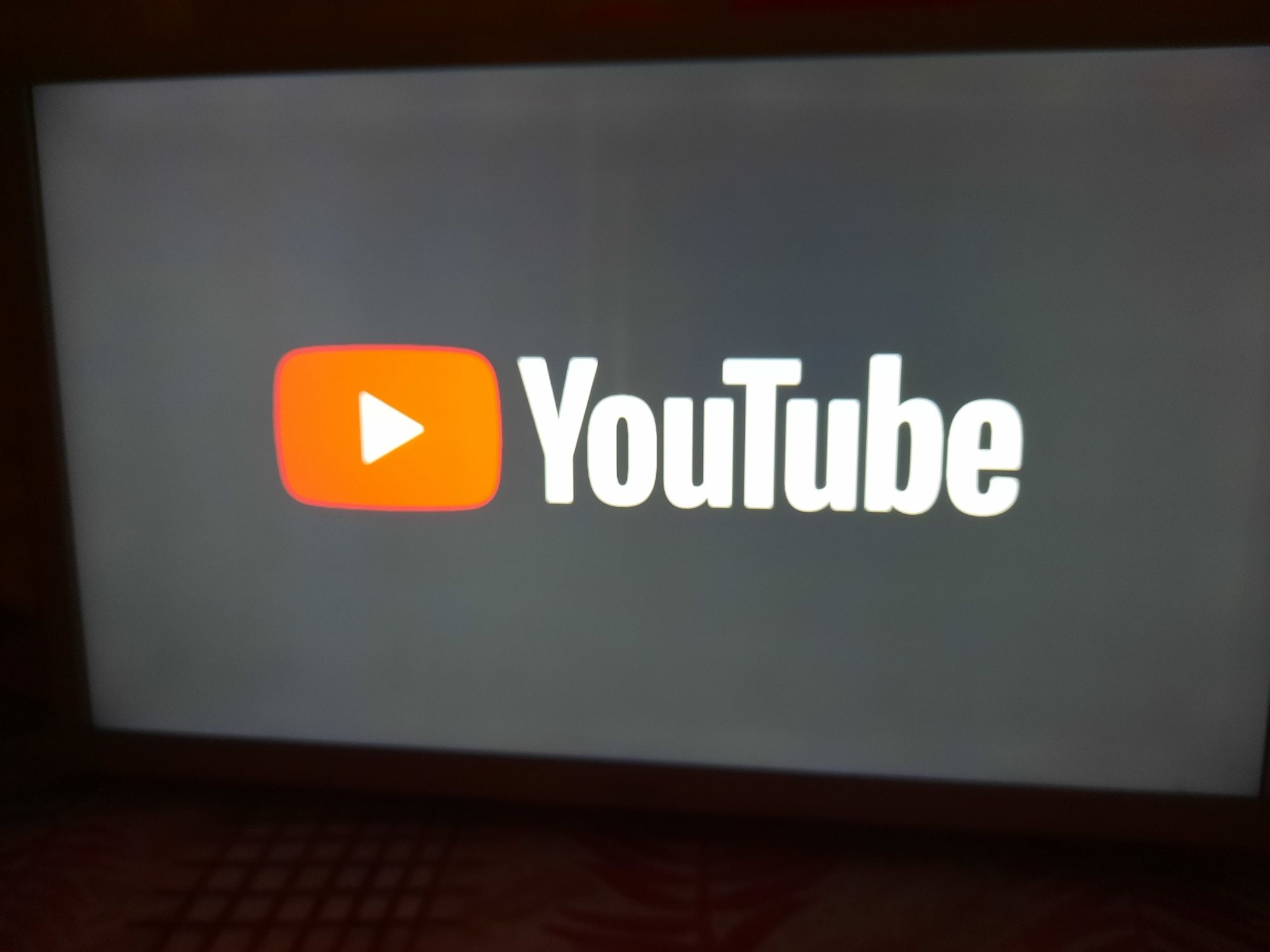 Смарт телевизор Samsung бял цвят
