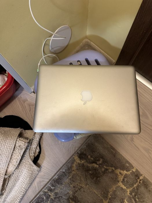 Macbook pro leptop plus incarcator