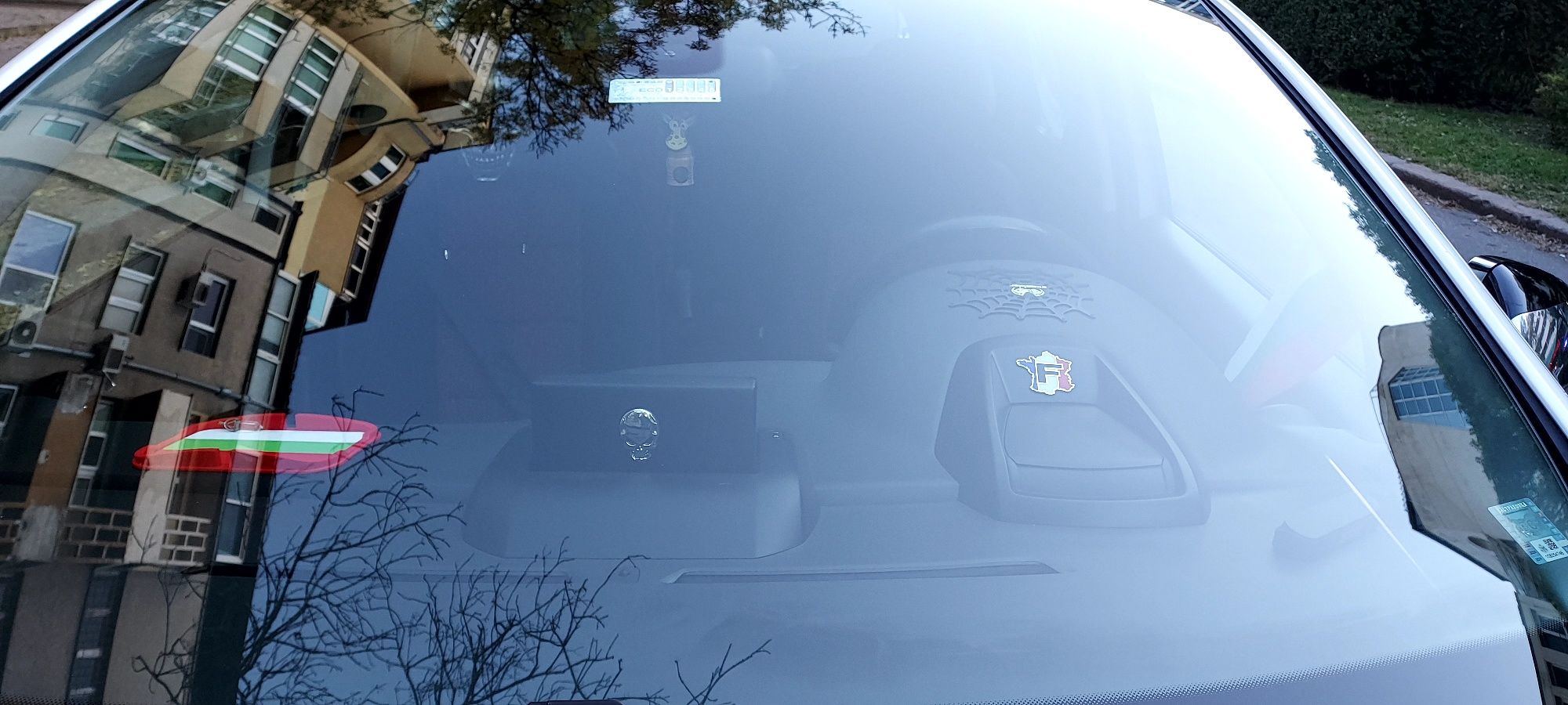 Хубав Автомобил Peugeot 3008 Hybrid Много запазен