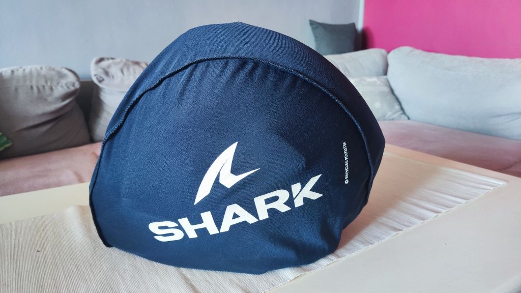 Комплект: Каска Shark, ръкавици Seca и боне
