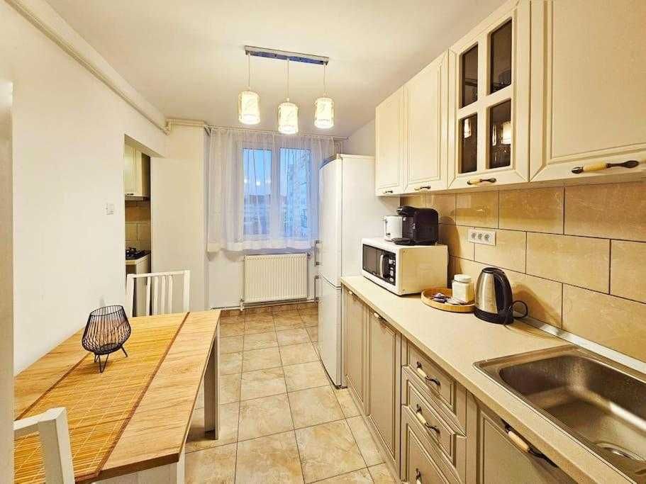 Inchiriez Apartament 3 camere zona centrala