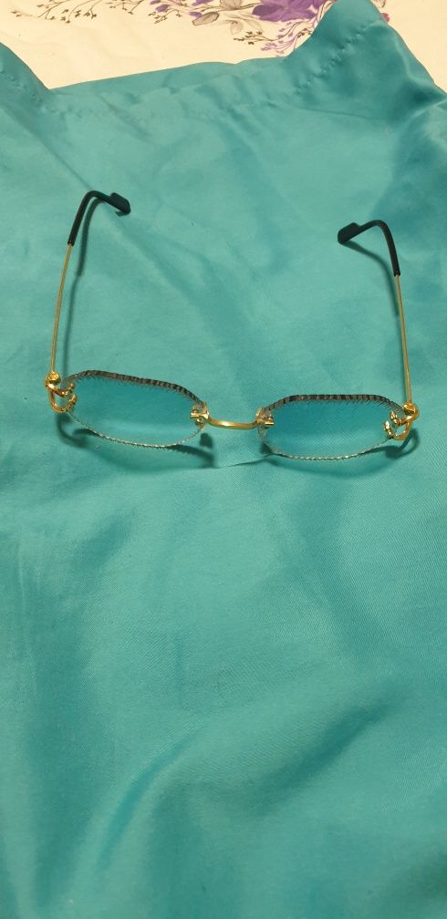 Vand ochelari de soare cartier