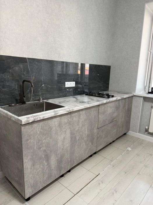 Продам кухонный гарнитур с газовой поверхностью и мойкой.