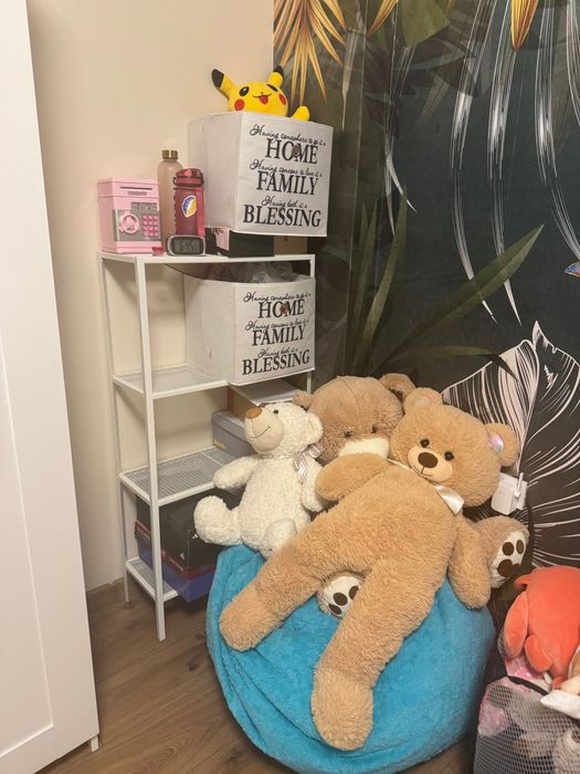 Продава се бюро със стол и етажерка