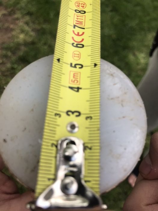 gard de plasă de sârmă și rama de raft metalic