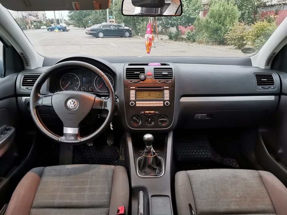 Vând golf 5 1.9tdi model Goal