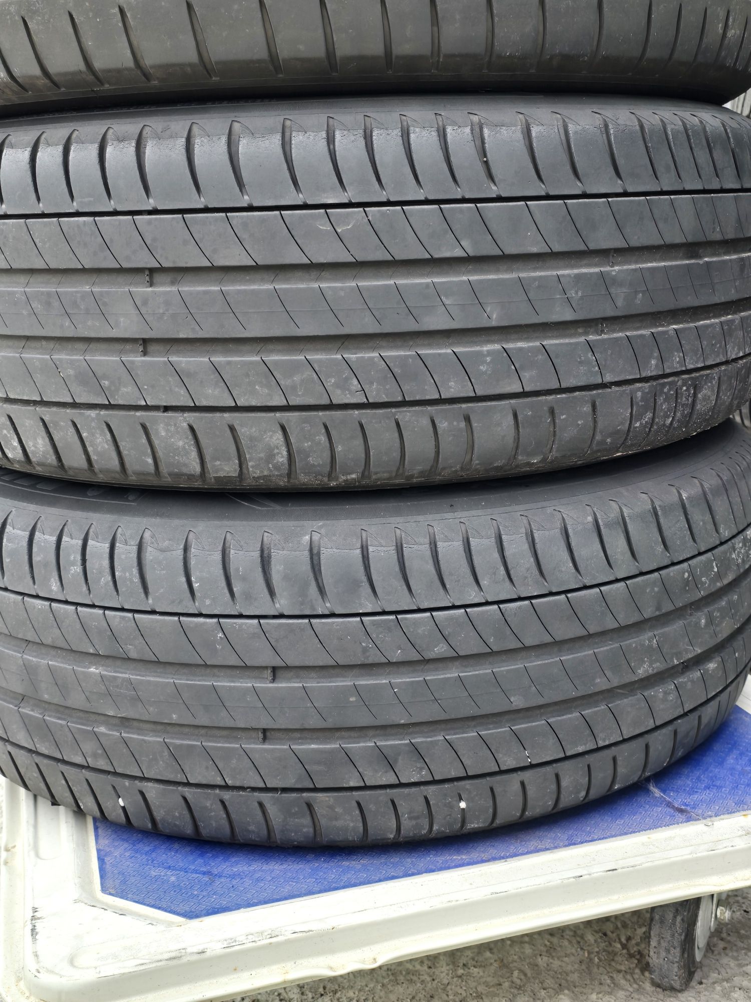 4 Броя 215/55/17 Michelin 2x5,5mm 2x5,2mm