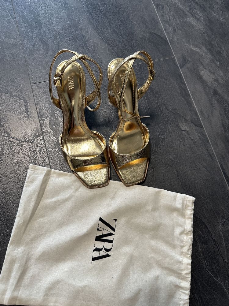 Златни сандали ZARA