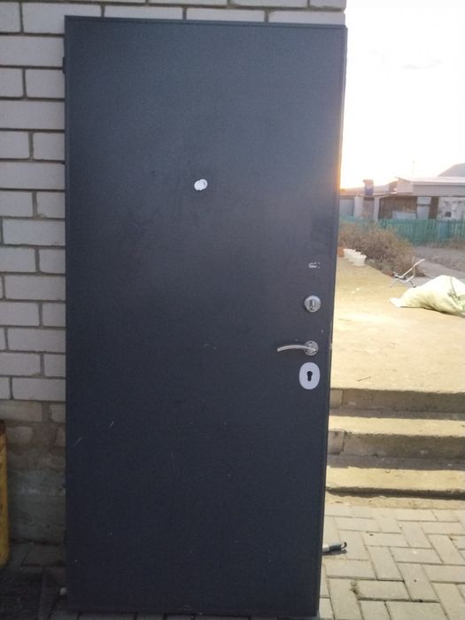 Срочно продам входную дверь