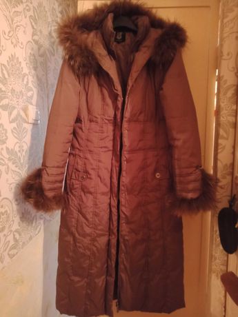 Продам зимний пуховик-пальто 46 размер на высокую девушку.