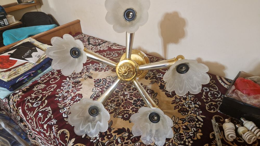 Vand lustra cu 5 becuri