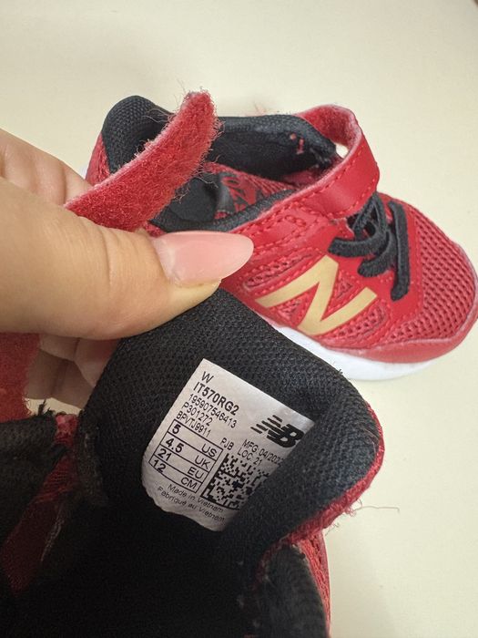 Adidasi rosii New Balance copii