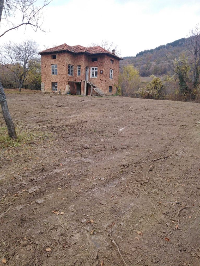 Продава се Къща в Априлци - 1234 кв.м за 21 €/кв.м - Снимка #1