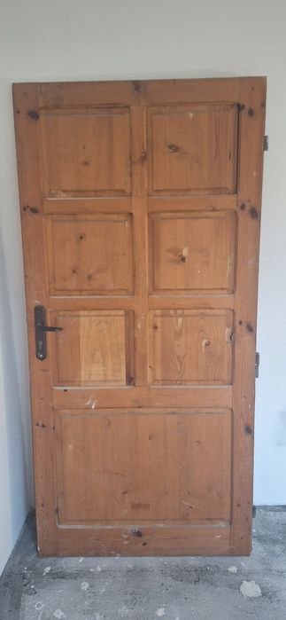 Дървена врата с каса