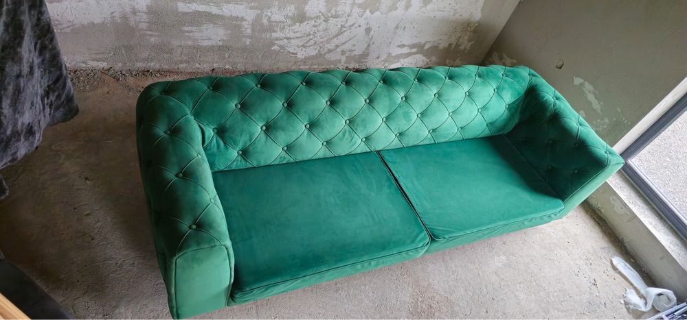 Canapea verde chesterfild