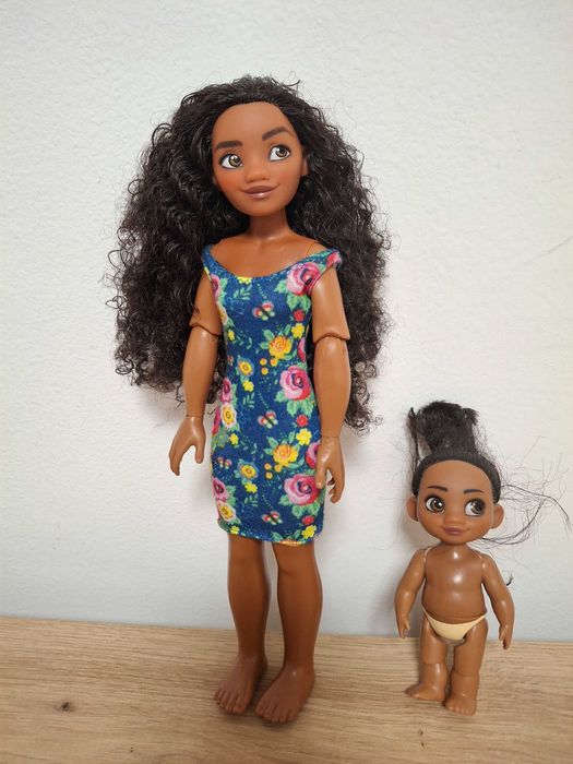 Vand lot cu 2 papusele marca Disney