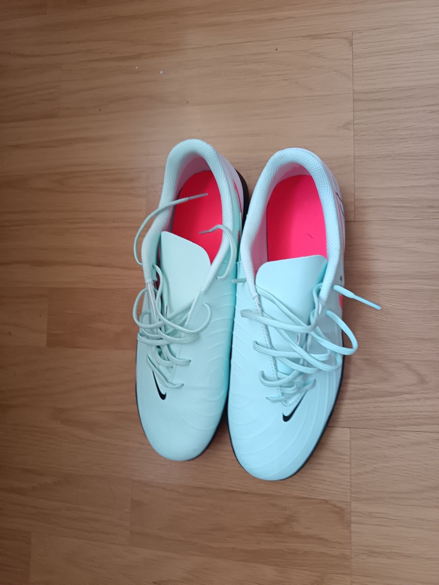 Ghete de fotbal sintetic semnate de Adrian Mutu
