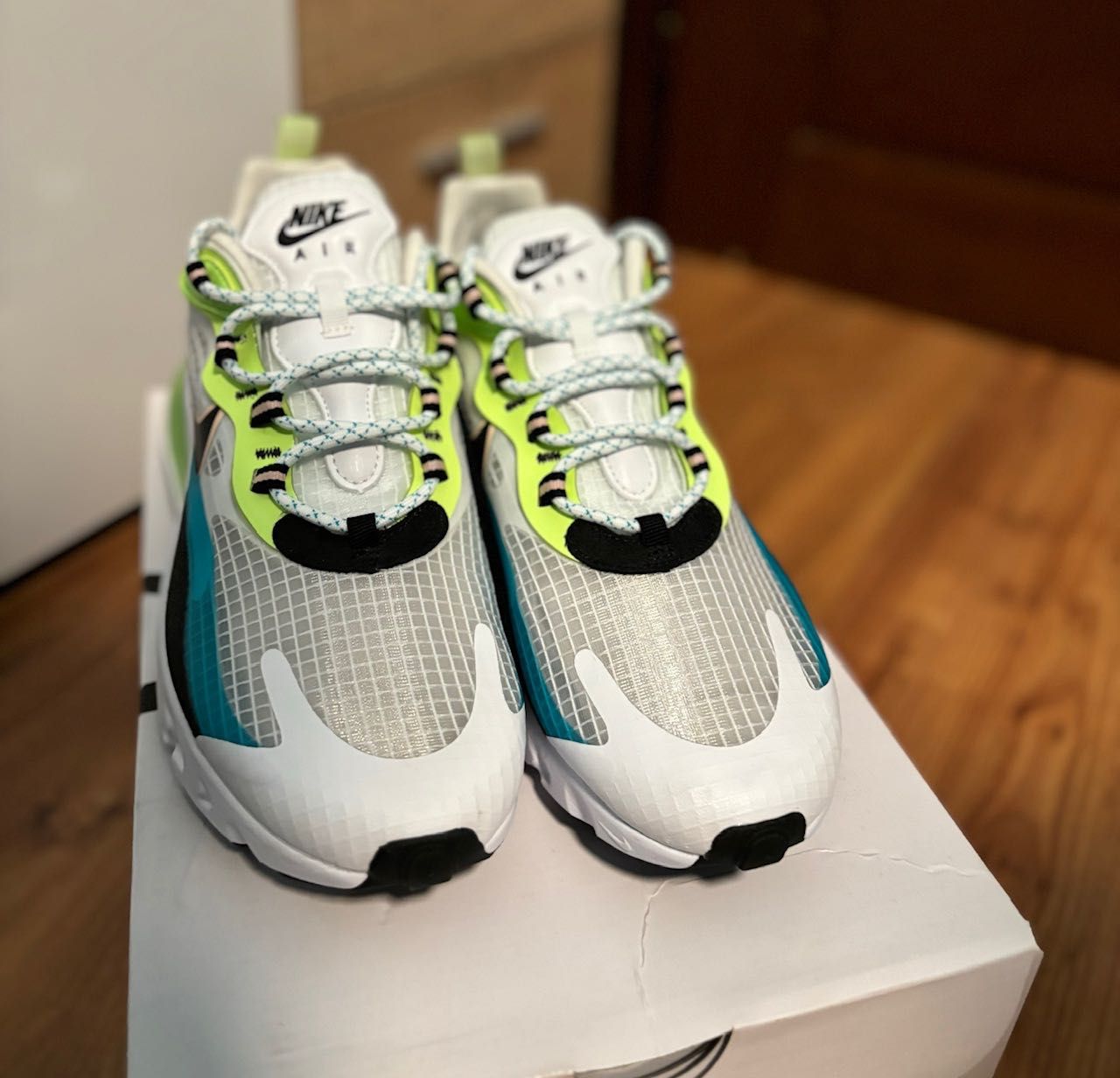 Чисто нови маратонки Nike Air Max 270 React SE