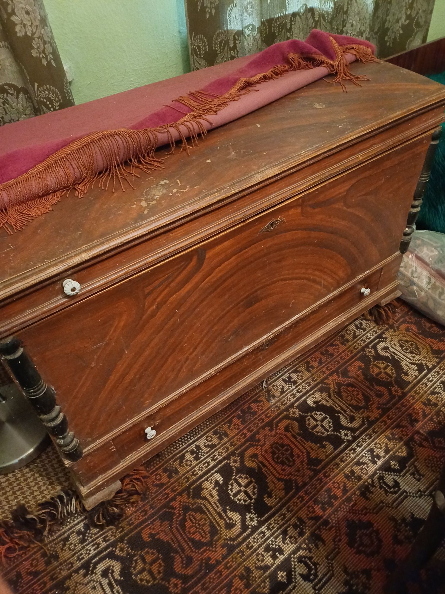 Старинен сандък на 100 г.