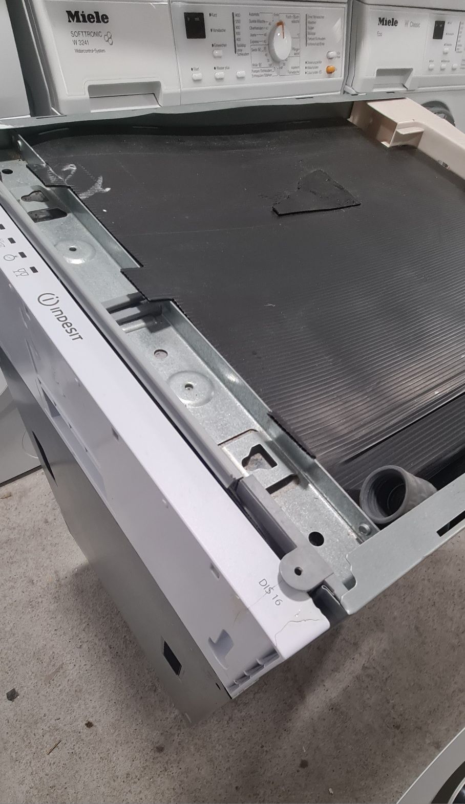 Съдомиялна машина за пълно вграждане Indesit DIS 16 A
Код:
Indesit DIS