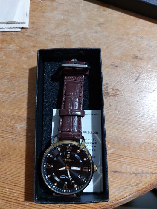 Продам часы кожанные