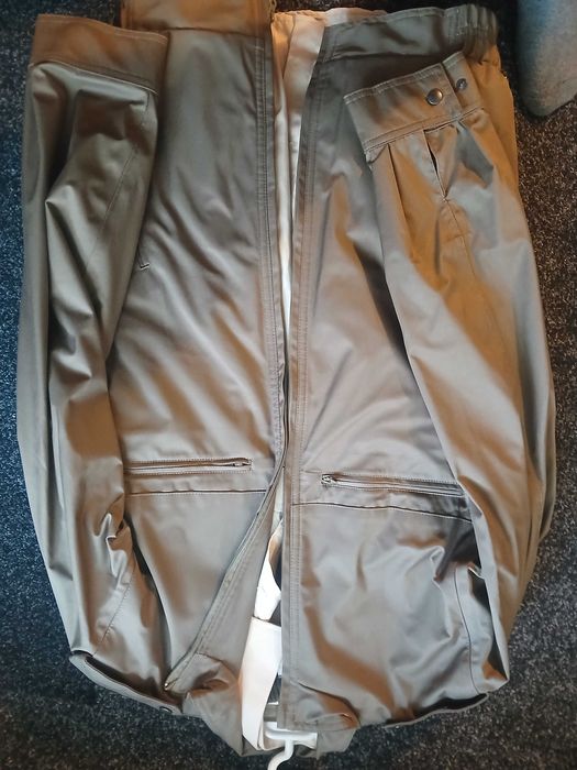 Vand haine militare pentru oras si gala.