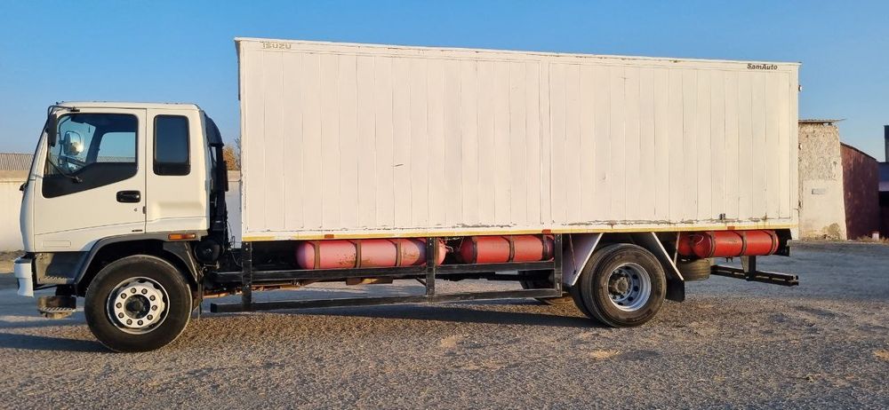 Isuzu yuk mashinasi sotiladi.
