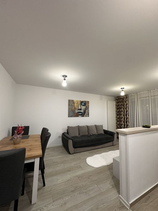 Închiriez apartament tip studio Coresi cu vedere la pietonala