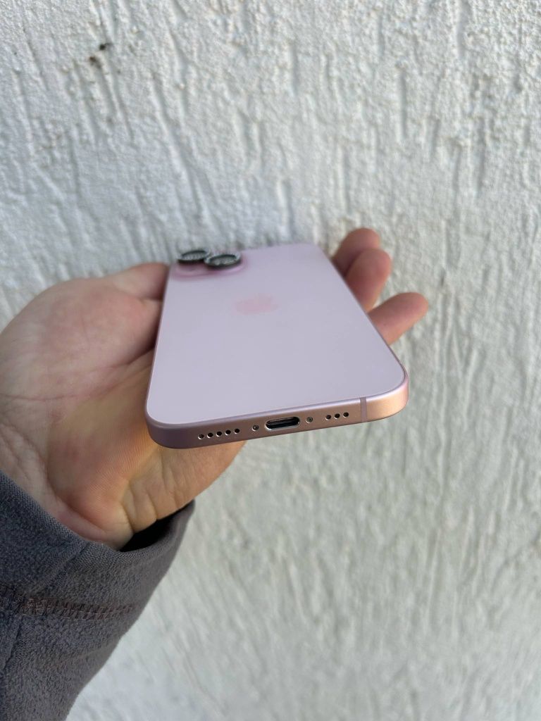 Vând iPhone 15 aproape nou