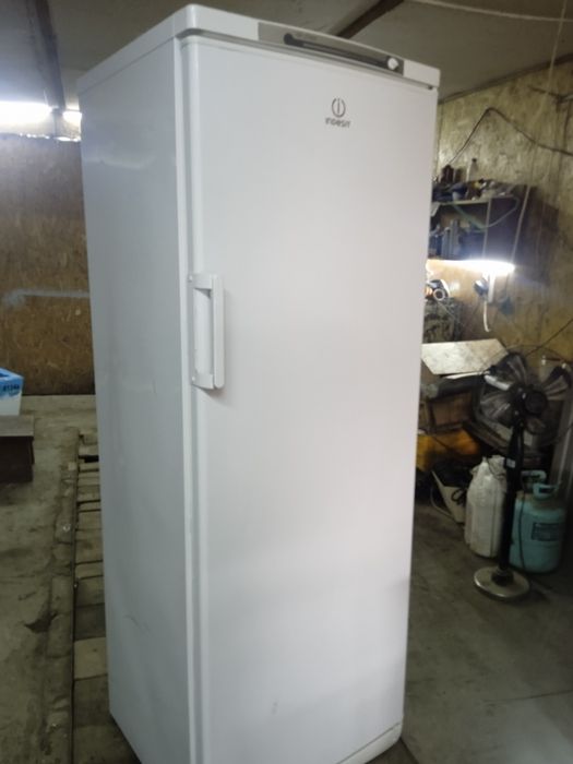 Продам вертикальную морозильную камеру индезид
