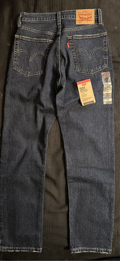 Blugi Levis 501 cu eticheta