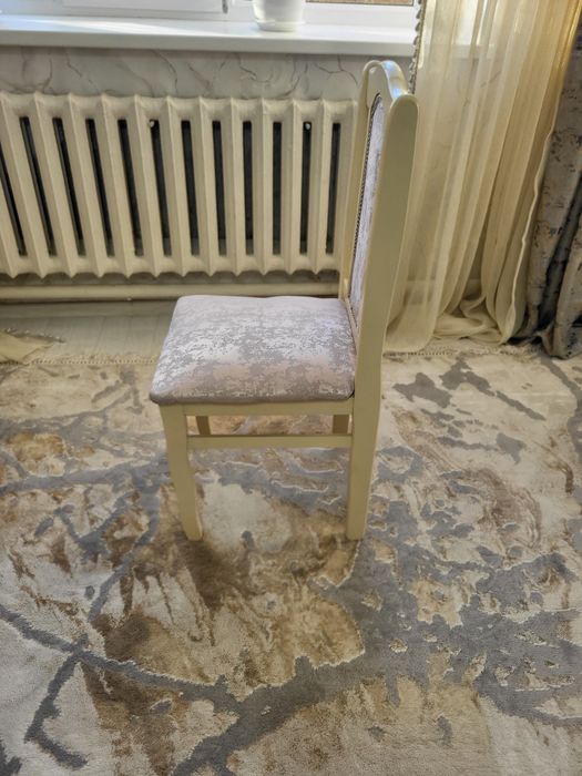 Стол и стулья за очень хорошую цену.