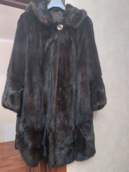 Продается шуба из цельной финской норки с капюшоном.