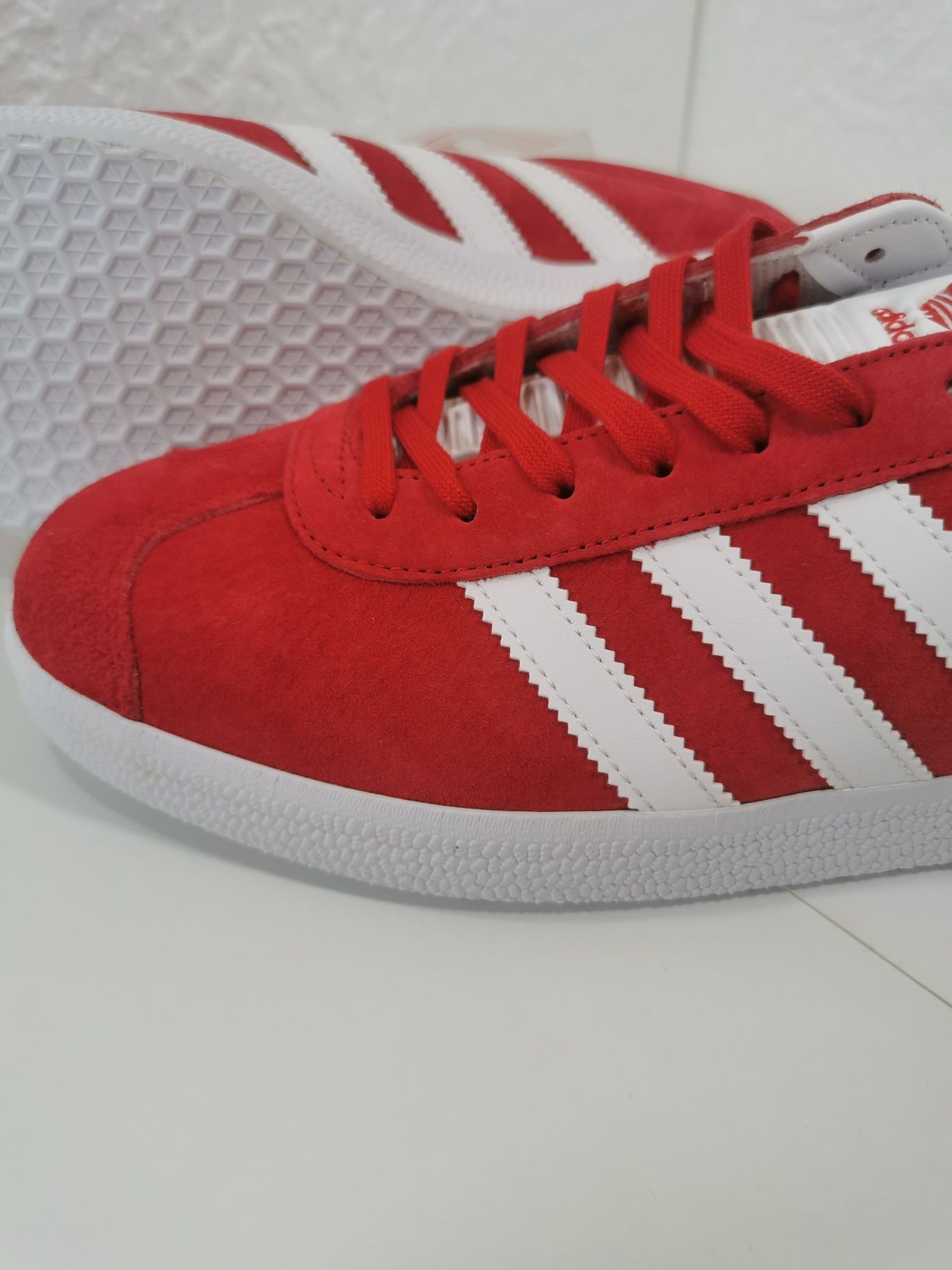 Adidas Gazelle Roșii, Scarlet