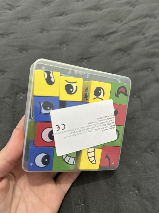 Joc de copii cu fete zambitoare