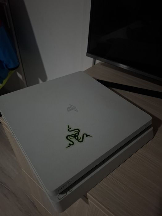 Vând consolă ps4 slim