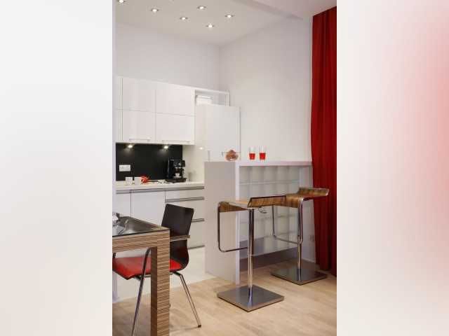 Дава се под наем Двустаен апартамент в София, Център - 65 кв.м за 382.5 € - Снимка #1