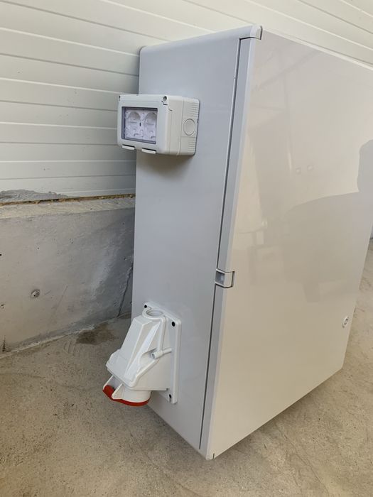 Panou electric trifazic cu prize 32A și contorizare