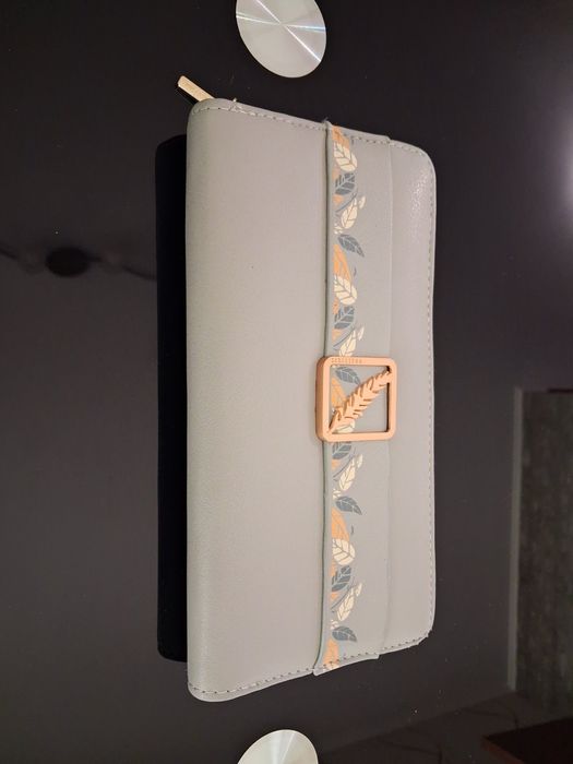 ЛОТ стилни дамски портфейли