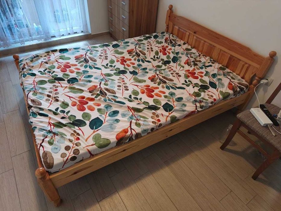 Дървено легло с подматрачна рамка