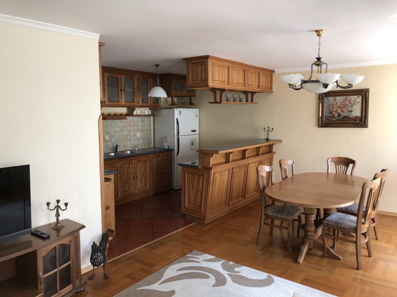 Дава се под наем Тристаен апартамент в Варна, Червен площад - 115 кв.м за 816 € - Снимка #1