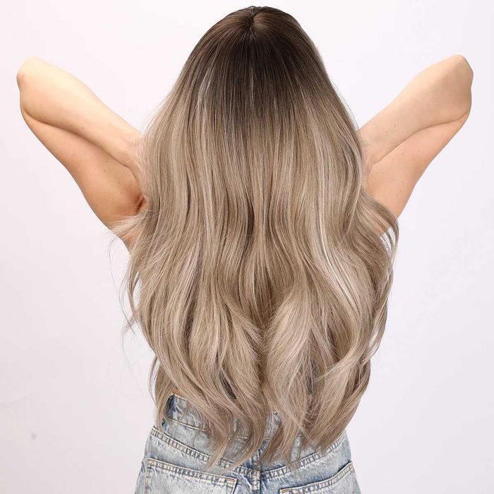 Чуплива омбре перука 65 см, кафяво към пепеляво русо със светъл бретон