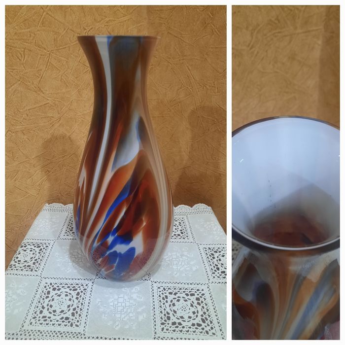 Красивая винтажная ваза,  лаконичной формы с разноцветными разводами.