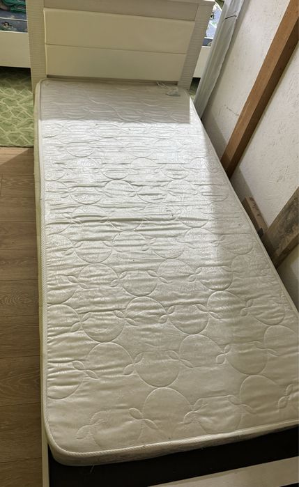 Продам кровать с матрасом