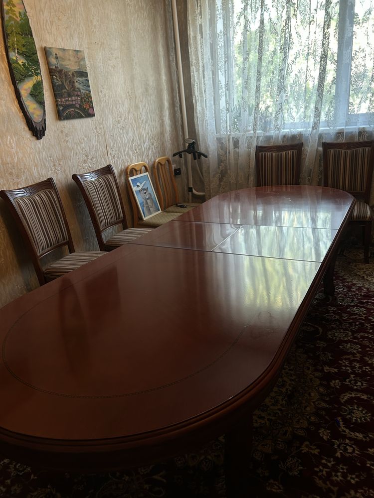 Продается столовый стол