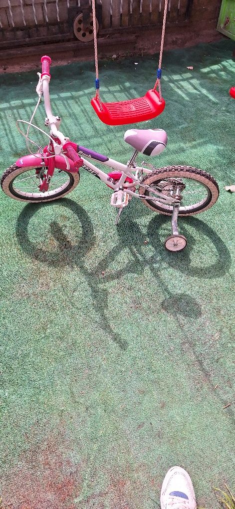 Bicicleta fetite cu roti ajutatoare