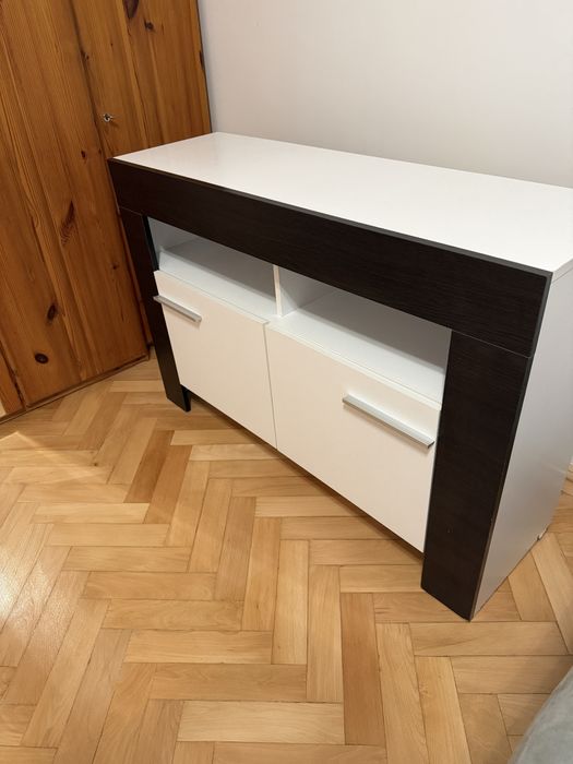 Comoda TV alba, contur negru.