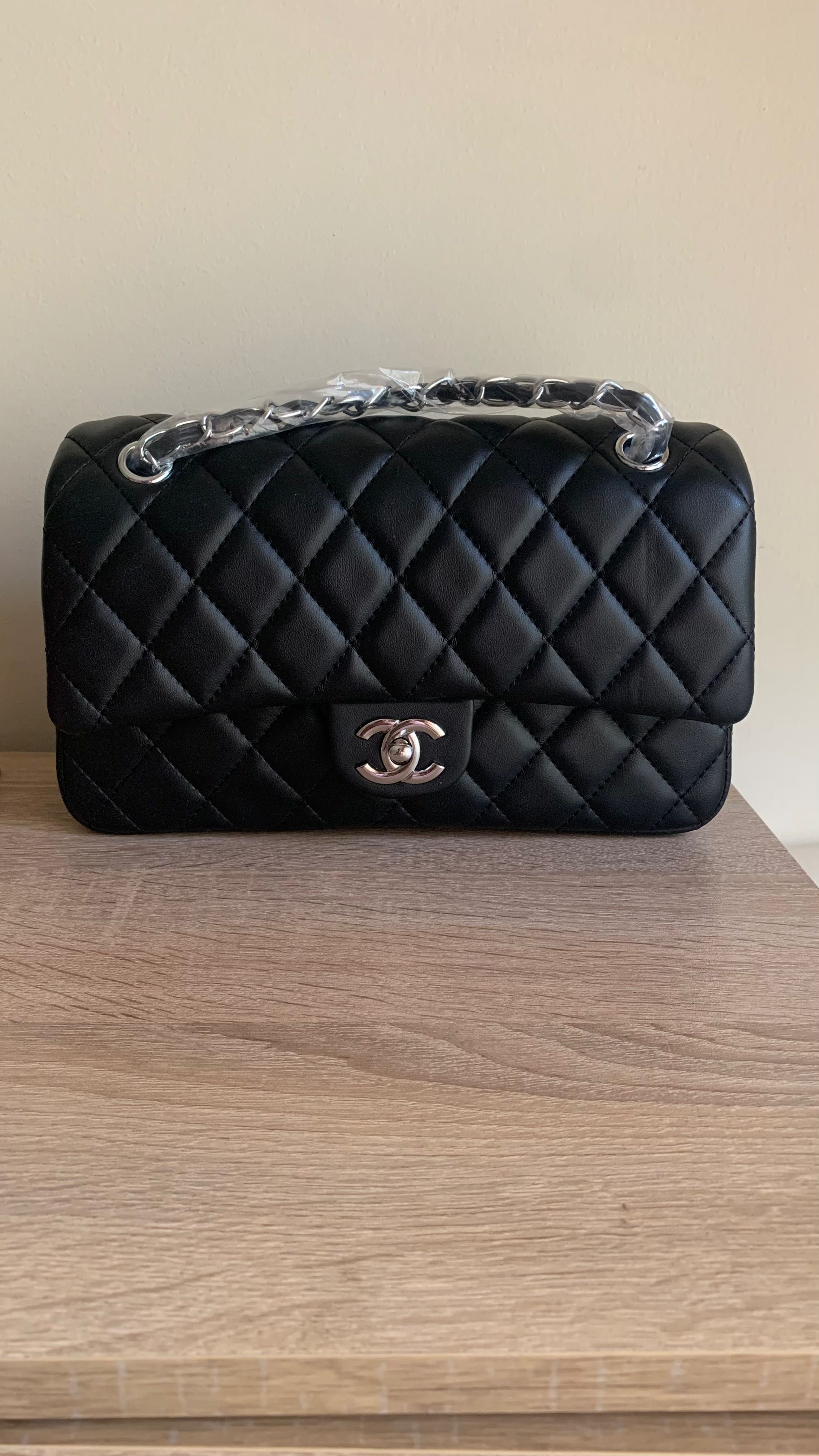 черна чанта Chanel със сребърни детайли