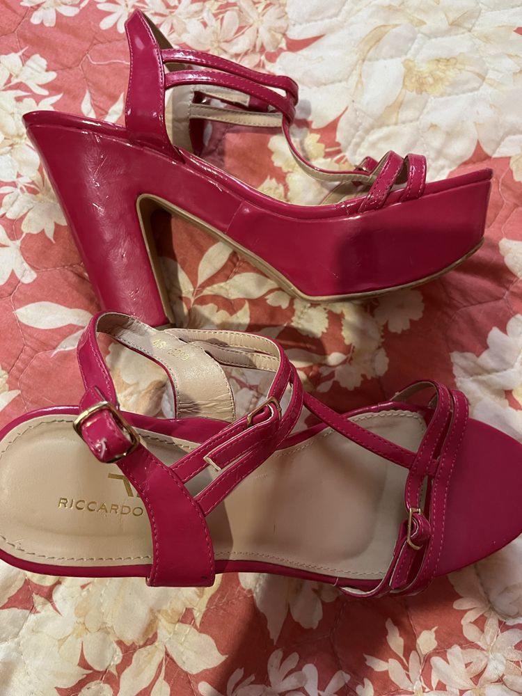 Розови сандали