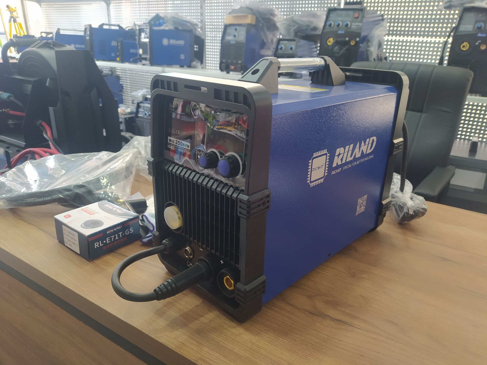 Полуавтомат сварка кемпинг 220v RILAND 250 SYN